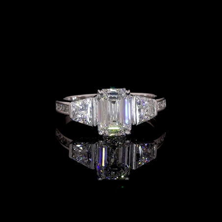 Emerald Empress Lab Diamond Ring – Trapezoid Accents & Pavé Band Elegance in 14K/18K Gold