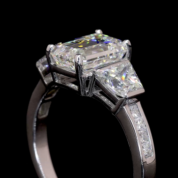 Emerald Empress Lab Diamond Ring – Trapezoid Accents & Pavé Band Elegance in 14K/18K Gold