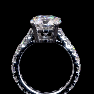 Round 2.5 Carat solitar Diamond and 0.15Ct. Each in Band Lab Diamnd Ring